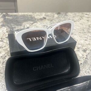 CHANEL Elegant White Sunglasses